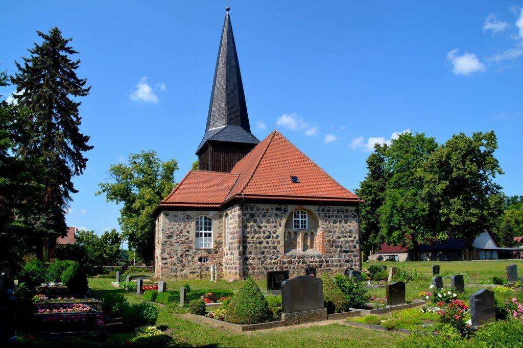Dorfkirche Karwe vor blauem Himmel